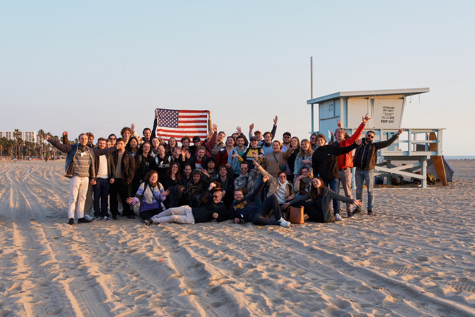 Atlas Academic studenten op het strand in Los Angeles